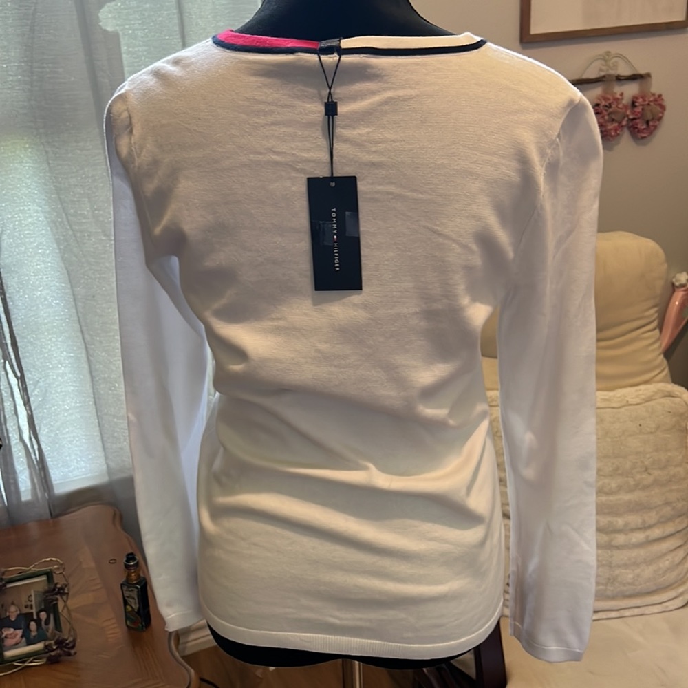 TOMMY HILFIGER CLASSIC V NECK SWEATER - Picture 4 of 5